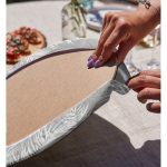 - Supla2li-8445-Gorsel4 - Realhomes Realhomes Gri Zeminli Beyaz Yaprak Desenli Dijital Baskılı Modern 2'li Yuvarlak Servis Altlığı - Supla Realhomes