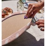 Realhomes Pastel Zeminli Beyaz Yaprak Desenli Dijital Baskılı Modern 2'li Yuvarlak Servis Altlığı - Supla Realhomes