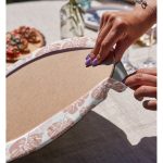 - Supla2li-8448-Gorsel4 - Realhomes Realhomes Pastel Zeminli Beyaz Yaprak Desenli Dijital Baskılı Modern 2'li Yuvarlak Servis Altlığı - Supla Realhomes