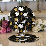 - Supla2li-8453-Gorsel1 - Realhomes Realhomes Siyah Zemin Üzerinde Gold Detaylı Yaprak Desenli Modern 2'li Yuvarlak Servis Altlığı - Supla Realhomes