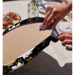 - Supla2li-8453-Gorsel4 - Realhomes Realhomes Siyah Zemin Üzerinde Gold Detaylı Yaprak Desenli Modern 2'li Yuvarlak Servis Altlığı - Supla Realhomes