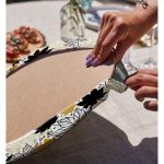 - Supla2li-8454-Gorsel4 - Realhomes  Realhomes Beyaz Zemin Üzerinde Gold Detaylı Sonbahar Yaprak Desenli 2'li Yuvarlak Servis Altlığı - Supla Realhomes