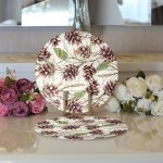 - Supla2li-8456-Gorsel3 - Realhomes Realhomes Beyaz Zemin Üzerinde Kozalak Desenli Dijital Baskılı Modern 2'li Yuvarlak Servis Altlığı - Supla Realhomes