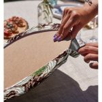 - Supla2li-8456-Gorsel4 - Realhomes Realhomes Beyaz Zemin Üzerinde Kozalak Desenli Dijital Baskılı Modern 2'li Yuvarlak Servis Altlığı - Supla Realhomes