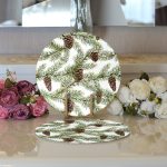 - Supla2li-8463-Gorsel3 - Realhomes  Realhomes Beyaz Zemin Üzerinde Kozalak Desenli Dijital Baskılı Modern 2'li Yuvarlak Servis Altlığı - Supla Realhomes