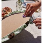 - Supla2li-8463-Gorsel4 - Realhomes  Realhomes Beyaz Zemin Üzerinde Kozalak Desenli Dijital Baskılı Modern 2'li Yuvarlak Servis Altlığı - Supla Realhomes