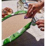 Realhomes Beyaz Zemin Üzerinde Yeşil Yaprak Desenli 2'li Yuvarlak Servis Altlığı - Supla Realhomes