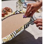 Realhomes Beyaz Zemin Üzerinde Gold Detaylı Yaprak Desenli Modern 2'li Yuvarlak Servis Altlığı - Supla Realhomes