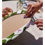 Realhomes Beyaz Zemin Üzerinde Yeşil Yapraklı Çiçek Desenli Modern 2'li Yuvarlak Servis Altlığı - Supla Realhomes