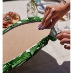 - Supla2li-8502-Gorsel4 - Realhomes  Realhomes Beyaz Zemin Üzerinde Yeşil Yaprak Desenli 2'li Yuvarlak Servis Altlığı - Supla Realhomes