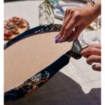 - Supla2li-8516-Gorsel4 - Realhomes Realhomes Rengarenk Zemin Üzerinde Çiçek Desenli Dijital Baskılı Modern 2'li Yuvarlak Servis Altlığı - Supla Realhomes