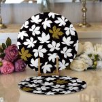 Realhomes Siyah Zemin Üzerinde Gold Detaylı Beyaz Çiçek Desenli 2'li Yuvarlak Servis Altlığı - Supla Realhomes