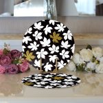 Realhomes Siyah Zemin Üzerinde Gold Detaylı Beyaz Çiçek Desenli 2'li Yuvarlak Servis Altlığı - Supla Realhomes