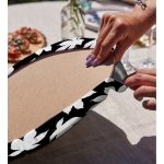 Realhomes Siyah Zemin Üzerinde Gold Detaylı Beyaz Çiçek Desenli 2'li Yuvarlak Servis Altlığı - Supla Realhomes