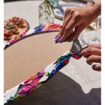 - Supla2li-8537-Gorsel4 - Realhomes Realhomes Beyaz Zemin Üzerinde Rengarenk Çiçek Desenli 2'li Yuvarlak Servis Altlığı - Supla Realhomes