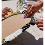 Realhomes Beyaz Zemin Üzerinde Gold Detaylı Siyah Yaprak Desenli 2'li Yuvarlak Servis Altlığı - Supla Realhomes