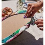 Realhomes Beyaz Zemin Üzerinde Renkli Soyut Çizimli Yaprak Desenli 2'li Yuvarlak Servis Altlığı - Supla Realhomes