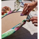 - Supla2li-8566-Gorsel4 - Realhomes Realhomes Beyaz Zemin Üzerinde Renkli Soyut Desenli 2'li Yuvarlak Servis Altlığı - Supla Realhomes