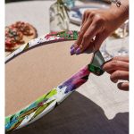 - Supla2li-8575-Gorsel4 - Realhomes Realhomes Beyaz Zemin Üzerinde Renkli Soyut Desenli 2'li Yuvarlak Servis Altlığı - Supla Realhomes