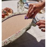 - Supla2li-8592-Gorsel4 - Realhomes  Realhomes Pastel Zemin Üzerinde Çiçek Desenli Dijital Baskılı Modern 2'li Yuvarlak Servis Altlığı - Supla Realhomes