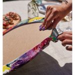 Realhomes Beyaz Zemin Üzerinde Rengarenk Soyut Çizimli Çiçek Desenli 2'li Yuvarlak Servis Altlığı - Supla Realhomes