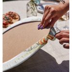 - Supla2li-8603-Gorsel4 - Realhomes Realhomes Beyaz Zeminli Balkabağı Desenli Dijital Baskılı Modern 2'li Yuvarlak Servis Altlığı - Supla Realhomes