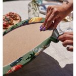 - Supla2li-8608-Gorsel4 - Realhomes Realhomes Renkli Zeminli Bal Kabağı Desenli Dijital Baskılı Modern 2'li Yuvarlak Servis Altlığı - Supla Realhomes