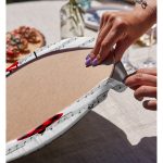 - Supla2li-8612-Gorsel4 - Realhomes  Realhomes Beyaz Zemin Üzerinde Ekose Desenli Çan Desenli Modern 2'li Yuvarlak Servis Altlığı - Supla Realhomes