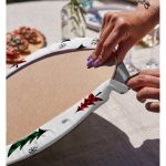 - Supla2li-8616-Gorsel4 - Realhomes  Realhomes Beyaz Zemin Üzerinde Ekoseli Çamağacı Desenli Dijital Baskılı Modern 2'li Yuvarlak Servis Altlığı - Supla Realhomes