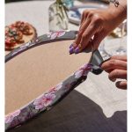 - Supla2li-8625-Gorsel4 - Realhomes Realhomes Rengarenk Zemin Üzerinde Çiçek Desenli Dijital Baskılı Modern 2'li Yuvarlak Servis Altlığı - Supla Realhomes