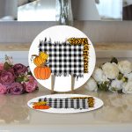 - Supla2li-8636-Gorsel3 - Realhomes  Realhomes Beyaz Zemin Üzerinde Ekose Desenli Balkabak Motifli 2'li Yuvarlak Servis Altlığı - Supla Realhomes