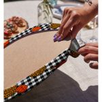 - Supla2li-8639-Gorsel4 - Realhomes Realhomes Siyah Beyaz Ekose Üzerinde Renkli Balkabağı Desenli 2'li Yuvarlak Servis Altlığı - Supla Realhomes