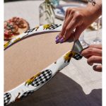 - Supla2li-8640-Gorsel4 - Realhomes Realhomes Beyaz Zemin Üzerinde Ekose Desenli Balkabak Motifli 2'li Yuvarlak Servis Altlığı - Supla Realhomes