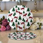 - Supla2li-8646-Gorsel1 - Realhomes Realhomes Beyaz Zemin Üzerinde Çam Ağaçli Ekoseli Geyik Motifli 2'li Yuvarlak Servis Altlığı - Supla Realhomes