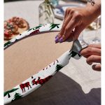 - Supla2li-8646-Gorsel4 - Realhomes Realhomes Beyaz Zemin Üzerinde Çam Ağaçli Ekoseli Geyik Motifli 2'li Yuvarlak Servis Altlığı - Supla Realhomes