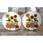 Realhomes Beyaz Zemin Üzerinde Ayçiçek Desenli Ekoseli Balkabağı 2'li Yuvarlak Servis Altlığı - Supla Realhomes