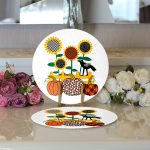 Realhomes Beyaz Zemin Üzerinde Ayçiçek Desenli Ekoseli Balkabağı 2'li Yuvarlak Servis Altlığı - Supla Realhomes