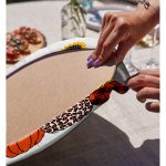 Realhomes Beyaz Zemin Üzerinde Ayçiçek Desenli Ekoseli Balkabağı 2'li Yuvarlak Servis Altlığı - Supla Realhomes