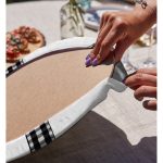 Realhomes Beyaz Zemin Üzerinde Siyah Ekoseli Fiyonk Desenli Modern 2'li Yuvarlak Servis Altlığı - Supla Realhomes