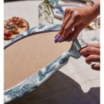 - Supla2li-8651-Gorsel4 - Realhomes Realhomes Beyaz Zemin Üzerinde Renkli Çam Yaprağı Desenli Modern 2'li Yuvarlak Servis Altlığı - Supla Realhomes