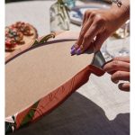 - Supla2li-8683-Gorsel4 - Realhomes Realhomes Pastel Zemin Üzerinde Onedraw Çizimli Yaprak Desenli 2'li Yuvarlak Servis Altlığı - Supla Realhomes