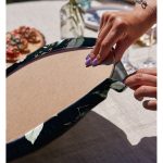 - Supla2li-8687-Gorsel4 - Realhomes  Realhomes Rengarenk Zemin Üzerinde Beyaz Çiçek Desenli 2'li Yuvarlak Servis Altlığı - Supla Realhomes