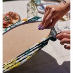 - Supla2li-8698-Gorsel4 - Realhomes Realhomes Beyaz Zemin Üzerinde Siyah Çizgili Renkli Yaprak Desenli 2'li Yuvarlak Servis Altlığı - Supla Realhomes