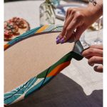 - Supla2li-8701-Gorsel4 - Realhomes  Realhomes Renkli Zemin Üzerinde Onedraw Çizimli Yaprak Desenli 2'li Yuvarlak Servis Altlığı - Supla Realhomes