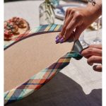 Realhomes Renkli Zemin Üzerinde Pastel Renkli Ekose Desenli Modern 2'li Yuvarlak Servis Altlığı - Supla Realhomes