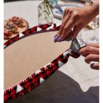 - Supla2li-8733-Gorsel4 - Realhomes  Realhomes Kırmızı Ekose Desenli Geyik Motifli Dijital Baskılı Modern 2'li Yuvarlak Servis Altlığı - Supla Realhomes