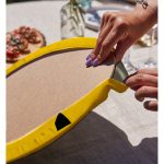 Realhomes Renkli Zemin Üzerinde Onedraw Çizimli Zurafa Silüeti 2'li Yuvarlak Servis Altlığı - Supla Realhomes