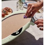 Realhomes Renkli Zemin Üzerinde Onedraw Çizimli Yerli Silüeti 2'li Yuvarlak Servis Altlığı - Supla Realhomes