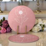 - Supla2li-8816-Gorsel1 - Realhomes Realhomes Pastel Zemin Üzerinde Beyaz Çiçek Desenli 2'li Yuvarlak Servis Altlığı - Supla Realhomes