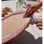 - Supla2li-8816-Gorsel4 - Realhomes Realhomes Pastel Zemin Üzerinde Beyaz Çiçek Desenli 2'li Yuvarlak Servis Altlığı - Supla Realhomes